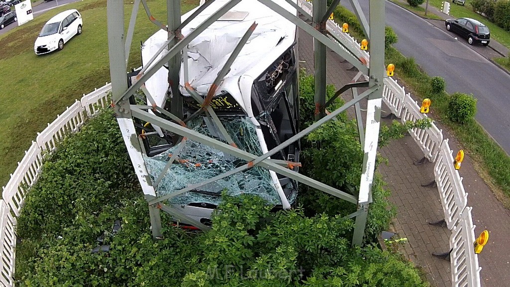 Schwerer Bus Unfall Koeln Porz Gremberghoven Neuenhofstr P635.jpg